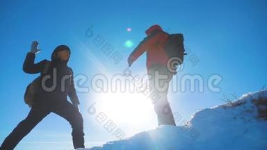 团队合作获奖者游客冬季雪商务旅行在山顶相遇。 两个背包徒步旅行的男人相遇